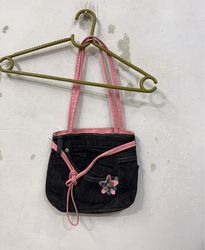 Bolsa de Jeans com Alças Rosa e Acento de Flor
