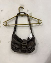 Braune geraffte Schultertasche mit Schnallen-Detai..