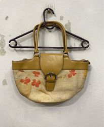 Stroh- und Lederhandtasche mit Blumenmuster