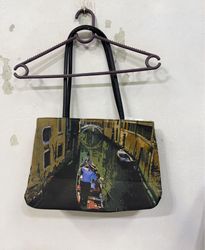 Bolsa tote com estampa de canal de Veneza e enfeit..