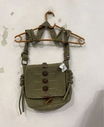 Bolsa Crossbody Verde com Botões de Madeira