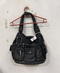 Schwarze Schultertasche mit mehreren Taschen und R..