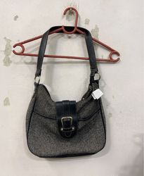 Graue Tweed-Schultertasche mit schwarzen Lederdeta..