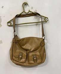Bolsa de Ombro de Couro Bege com Bolsos com Fivela