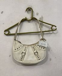 Weiße Schultertasche mit Nieten und Ringen