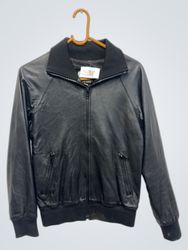 Schwarze Bomberjacke mit Löwenmotiv