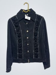 Chaqueta negra con adornos