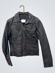 Chaqueta de cuero negro con botones rojos