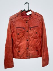 Veste en cuir rouge
