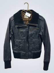 Oasis Damen schwarze Bomberjacke aus Kunstleder mi..