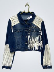 Jaqueta jeans com tachas e franjas brancas