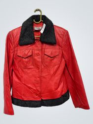 Rote Lederjacke mit schwarzem Pelzkragen