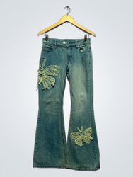 BDG Flared Jeans mit Schmetterlingsapplikation