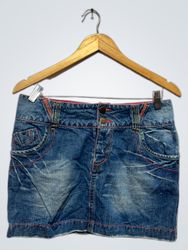 Gonna in denim con cuciture rosse