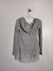 Un pull en gris avec dentelle A Reve