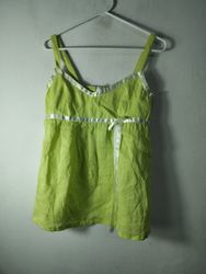 Top sin mangas verde lima con borde blanco