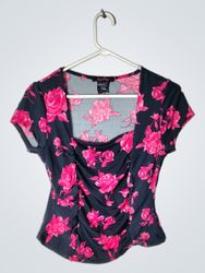 Top fruncido con estampado de rosas negras y rosas..
