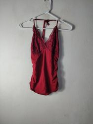 Rotes gerafftes Halter-Top mit Spitzenbesatz