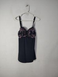 Top negro con encaje rosa