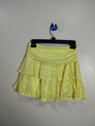 Falda de capas de encaje amarillo