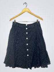 Falda negra con botones delanteros de Coldwater Cr..