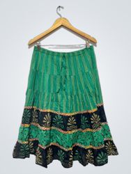Falda verde en capas con estampado floral negro y ..
