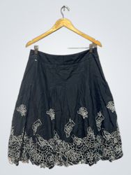 白い花の刺繍が施された黒いスカート