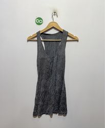 Camisa de tirantes gris con estampado de serpiente