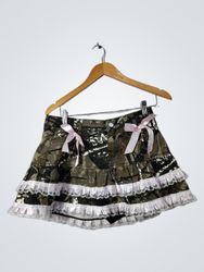 Mini gonna a balze in camouflage con fiocchi rosa