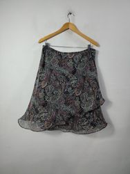 Gonna a balze con stampa paisley di Karin Stevens