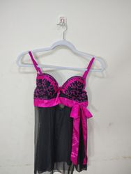 Babydoll de malla negra y rosa con detalle de lazo