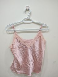 Camisole de satén rosa con encaje