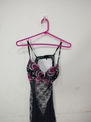 Les lingerie en dentelle noire avec broderie flora..