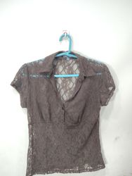 Blouse à manches courtes avec col en dentelle marr..