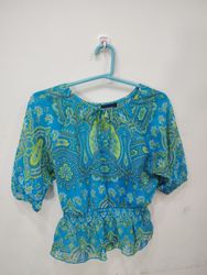 Amy Byer Blaue Paisleymuster Smocked Taille Bluse