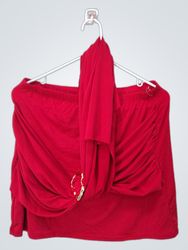 Rotes gerafftes Haltertop und Rockset