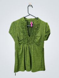 Grünes Rüschenshirt mit V-Ausschnitt