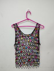 Débardeur en crochet avec des appliqués colorés