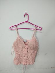 Camiseta corta de corsé de encaje rosa LILY WHITE