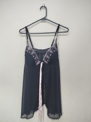 Babydoll de malla negra con ribete rosa