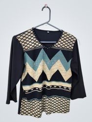 Blusa Negra con Patrón Geométrico y Adornos