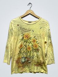 Bee and Daisies graphic t-shirt