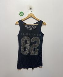 Schwarzes Tanktop mit "CHAMPIONSHIP 82" Grafik und..