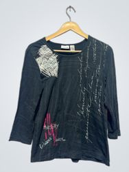 「Chico's ブラック グラフィックプリント ロングスリーブ トップ」