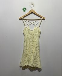 Vestido mini de encaje de American Eagle Outfitter..