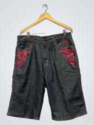 Shorts de denim com bordado vermelho