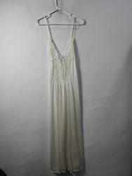 Vestido de seda com renda branca