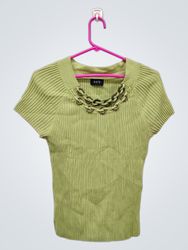 Tops en tricot à côtes vert avec détail en chaîne ..