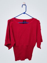 Suéter Willi Smith Red Batwing com Detalhe de Botã..
