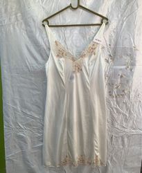 Slipkleid mit weißer Spitzenborte